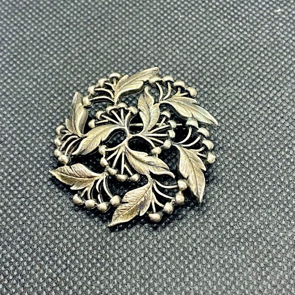 🔴 PewterTone Leaf Brooch - Picture 2 of 3